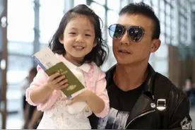 刘畊宏带女儿做运动，小泡芙轻松完成魔鬼训练，6岁就练出大长腿图片