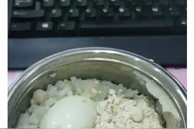 “妈妈做饭可以有多敷衍？？”哈哈哈哈哈猪看了都直摇头图片