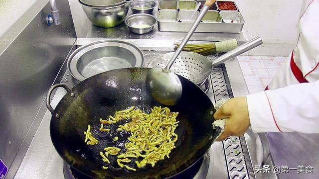 大厨分享炒肉丝，不老不柴不粘锅技巧，学会可以做数10种家常小炒