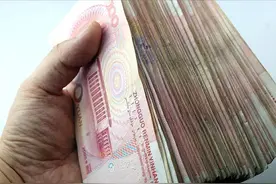 银行三年期利率达3.85%，但要求20万起存，是否值得存呢？图片