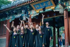 清华毕业学子，迎娶北大女学霸为妻，如今身价1793亿图片