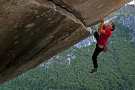 这个男人太疯狂了，徒手无保护攀岩1000米绝壁，摄影师都不敢睁眼图片