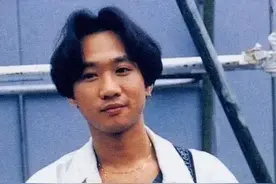 黄家驹离世27年，戴白花穿孝服大闹灵堂的未婚妻，现在怎么样了？图片