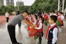 厦门一小学给学生发萝卜当奖品，家长开心发朋友圈：已买好排骨图片