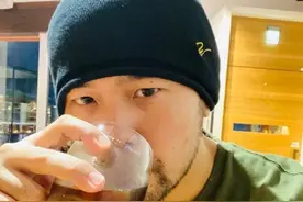 周杰伦沉迷戴帽子无法自拔，因为饱受脱发困扰？活动都要带假发片图片