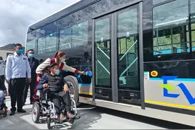 拉萨公交大站快线、直通车投运，设轮椅专区，实现无障碍乘车图片