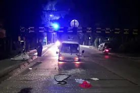 男子深夜开小货车上十里亭大桥，车突然“跪”了！玻璃碎一地图片