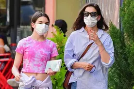 阿汤哥的高颜值女儿长大了，15岁身高直追妈，衣着朴素不似星二代图片