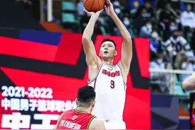 CBA3消息！易建联重回巅峰，徐杰全场第一，深圳小外援心态被打崩图片