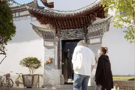 老外卖掉美国房产，住进大理富商的家：是中国领养了我图片