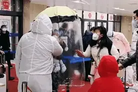 “硬核奶奶”隔离式带娃过安检，这大概是我见过最豪华的移动温室图片