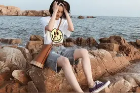 张雪迎为证明腿细太拼，直接把裤子剪半，网友：这腿买保险了吗图片