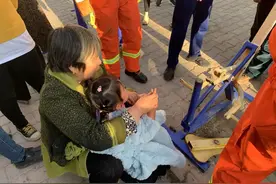 女童被卡健身器材 塔城消防紧急救援图片