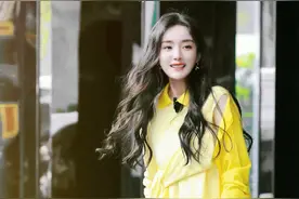 杨幂身穿淡黄色假两件上衣，清新明媚，笑起来就是青春少女的模样图片