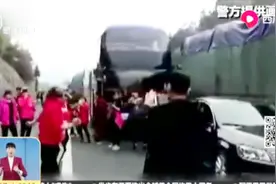 江西赣州：两车追尾致高速拥堵，乘客占道跳舞视频封面