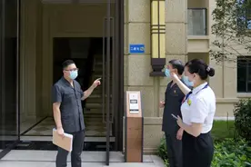 大乌龙！装修工人砸完墙才发现走错房......图片