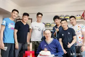 39岁汤淼与队友重聚庆生！已瘫痪14年脸色苍白，母亲妻子皆已改嫁图片