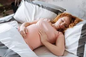 孕期宝妈如有此习惯，最好及时戒掉，易影响胎儿脑部发育图片