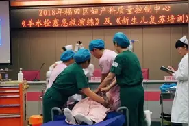 “让妇女和小孩先走！”图片