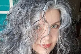 一群女人大胆晒出自己的白头发，看上去自信又高级图片