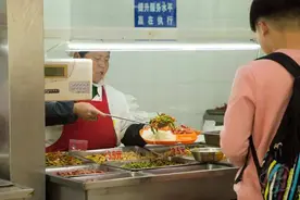 为什么学校宁愿把饭菜浪费掉，也不愿给学生多打？不是阿姨舍不得图片
