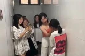 “在狭小的公共厕所里，14岁女孩被掌掴近百下”歙县厕所欺凌事件中被忽视的留守少年图片