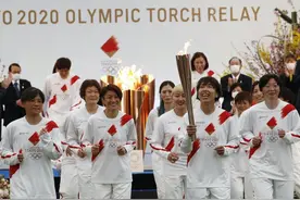 东京奥运火炬开启121天传递，日本冠军女足队跑第一棒，圣火在途中意外熄灭图片