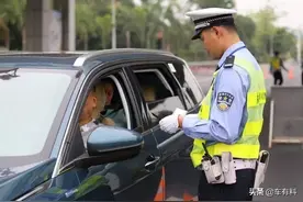 交警提醒：这样转弯会被扣8分罚款600，已有10万车主被罚图片