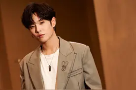 李汶翰品牌直播造型高清图来了，经典商务风西装，精致走线点缀图片