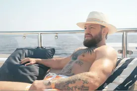 嘴炮价值2635万游艇遭警方突袭，好丈夫人设崩塌，被骂暴露狂图片