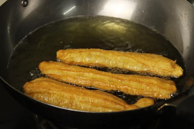在家炸油条，牢记这5点，不用泡打粉，个个蓬松酥脆，一次就成功