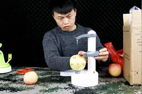 拆箱测评68块钱一个的电动削皮机，一键按下开关后自动削皮视频封面