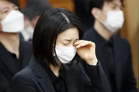 影坛大佬葬礼半个韩娱送别哭成一片，孙艺珍哭肿双眼，李秉宪哽咽图片