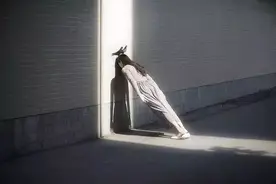 心理学：如果你长期感到不快乐，请你学会“逃避内因”图片