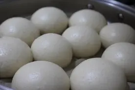秋天发面干裂发酸，多加1味，面团柔软白皙，蒸出馒头暄软美味图片