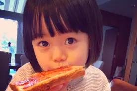 韩寒女儿长大了！9岁身高已超妈妈肩膀，样貌出众继承父母好基因图片