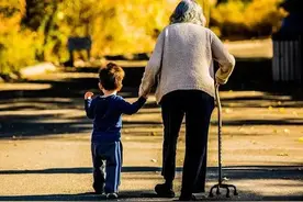 65岁婆婆含辛茹苦贴钱贴劳力带孙子，却被儿媳妇嫌弃为哪般？图片