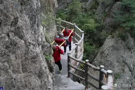 夫妻为供儿子读研跑千里外打工，丈夫每天抬着游客在山上走3万步图片