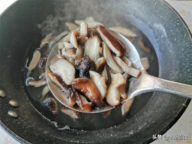 油菜和香菇天生是一对，素炒更美味，油菜翠绿，香菇味美下饭