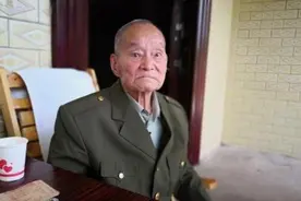 抗战老兵登记，94岁老农貌不惊人，却掏出了三枚特等功勋章图片