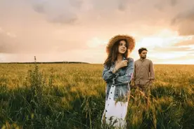 这些本能反应，才是男人彻底爱上你的表现图片