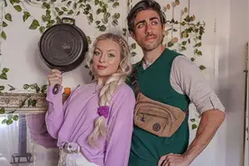 美国创作博主扮演迪斯尼情侣 颠覆性风格引人瞩目图片