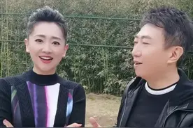 月亮姐姐近况曝光，皮肤白皙不像42岁，和陈伟鸿同框一样高？图片