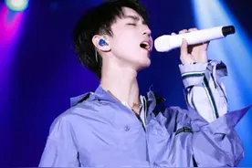 王俊凯妈妈年轻，王源妈妈温柔，看见易烊千玺妈妈：不出道可惜了图片