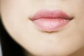 嘴巴老干裂脱皮？可能与4因有关，多做3件事，呵护嘴部健康图片