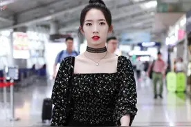 今年时尚圈流行穿“方”的，优雅复古显气质，还能拯救你的大饼脸图片
