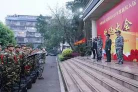 四川省泸州市龙马潭区首批新兵启程：阳春三月，一身戎装踏征程图片