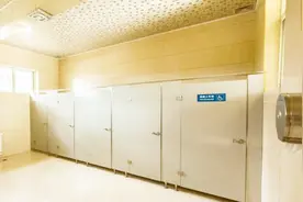 为啥女厕所门下会留一个缝隙？原来是为了做这事，看完涨知识了！视频封面