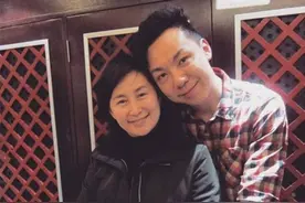 何超琼为相识30年男闺蜜庆生，握手切蛋糕关系好，汪明荃现身派对图片