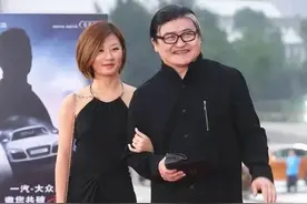 刘欢29岁的女儿亮相，穿挂脖裙身材要骨感，梦想是导演，颜值像妈图片
